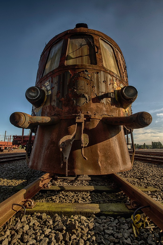 栄枯盛衰を物語る、朽ち果てるまま線路上に放置されているオリエント