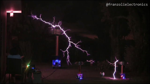 テスラコイルの放電で「Seven Nation Army」をバリバリ演奏する高