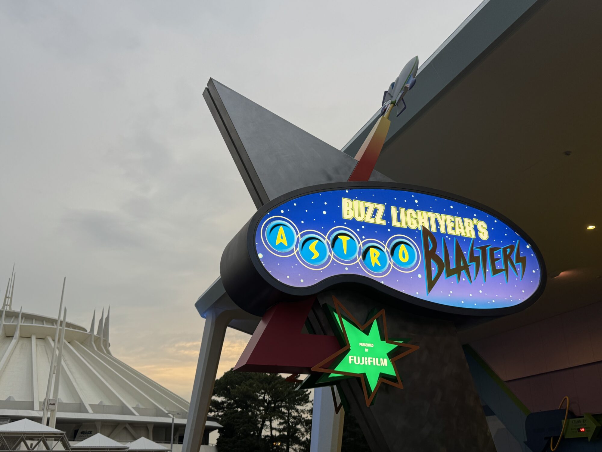 バズ・ライトイヤーのアストロブラスター」2024年10月28日以降は東京