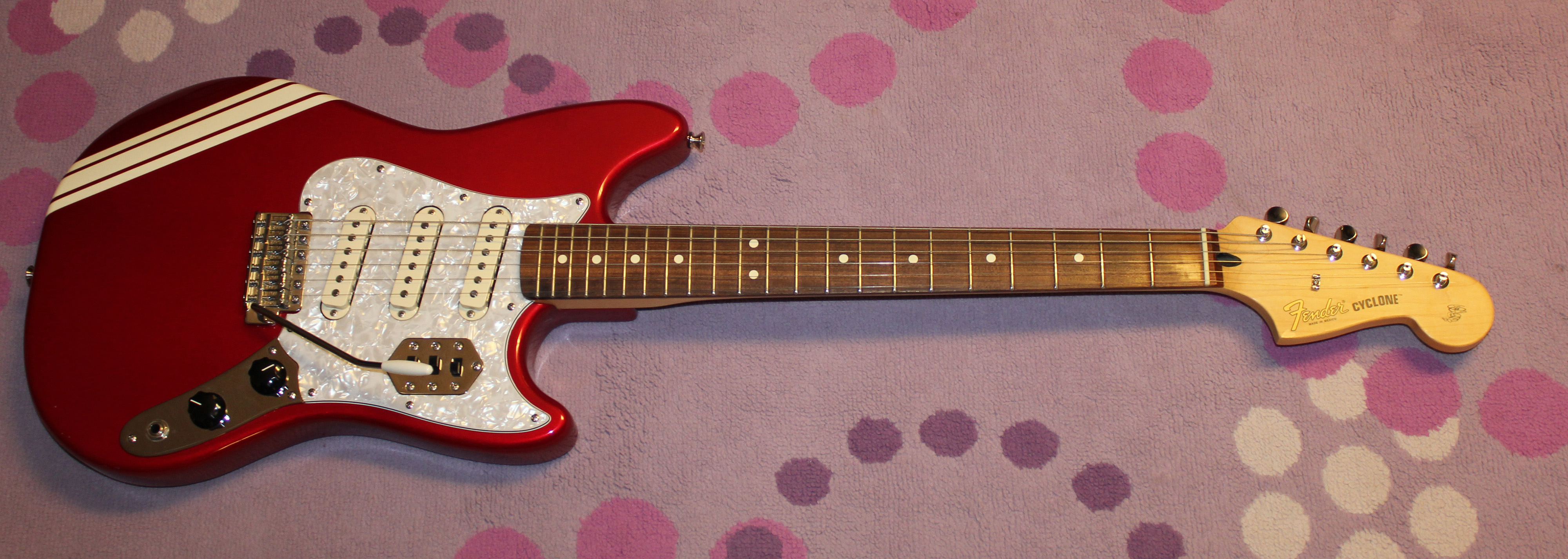 A Familiar Feeling – 2004 Fender Cyclone II – Drowning in Guitars!