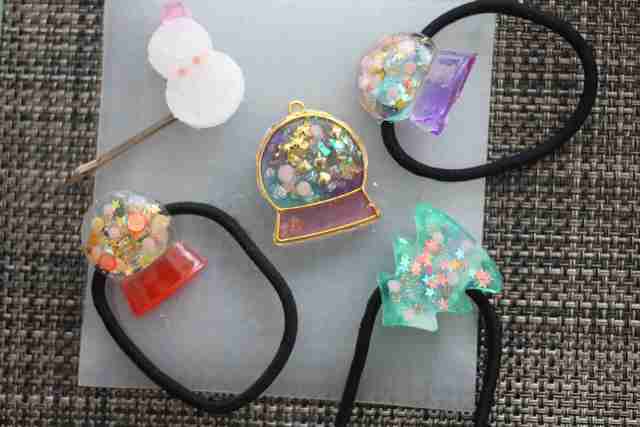 レジンでクリスマスのヘアゴムを手作り！100均で買える材料も｜cozre