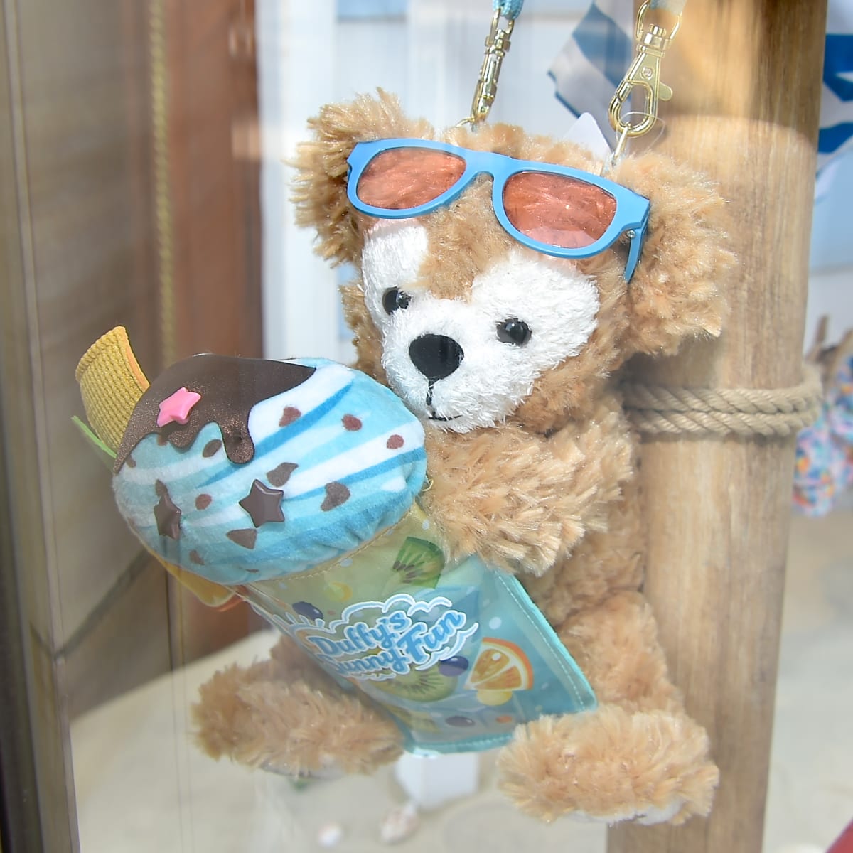 アイスをもったダッフィーデザインパスケース！東京ディズニーシー