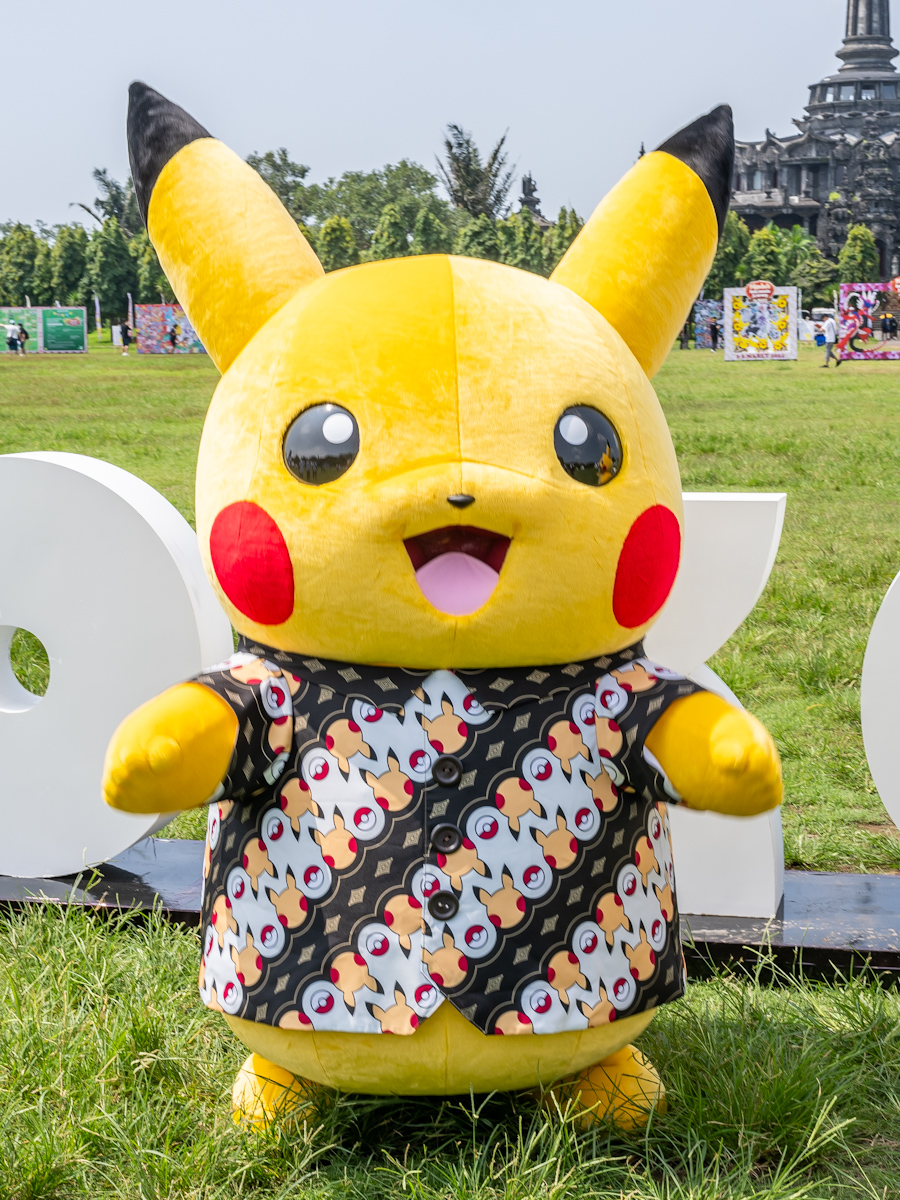 バティックシャツを着たピカチュウとグリーティング！ポケモン