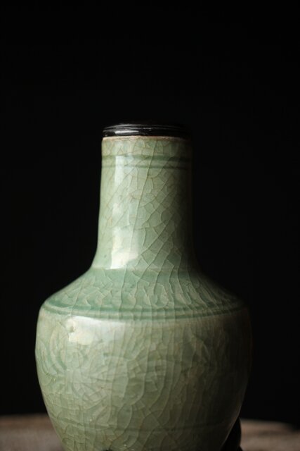 中国陶磁 龍泉窯 七官青磁 紫檀意台 瓶/花瓶 P339｜骨董店 のびる 古