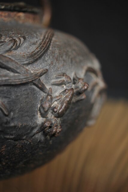 亀文堂 日本梅泉 饕餮紋蓋 象嵌鉄瓶 M253｜骨董店 のびる 古美術 骨董