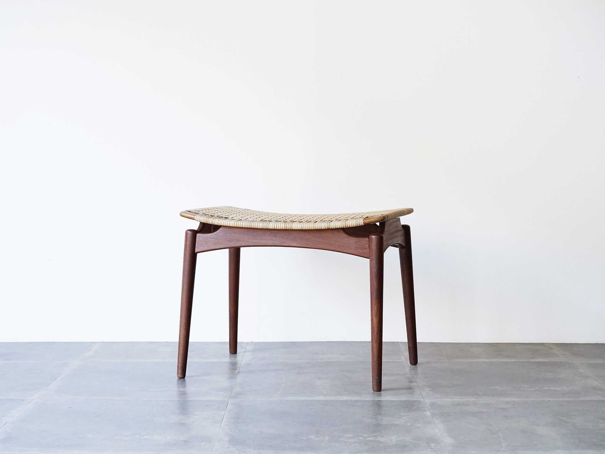 Ølholm Møbelfabrik オルホルム製 籐編みのスツール チークフレーム