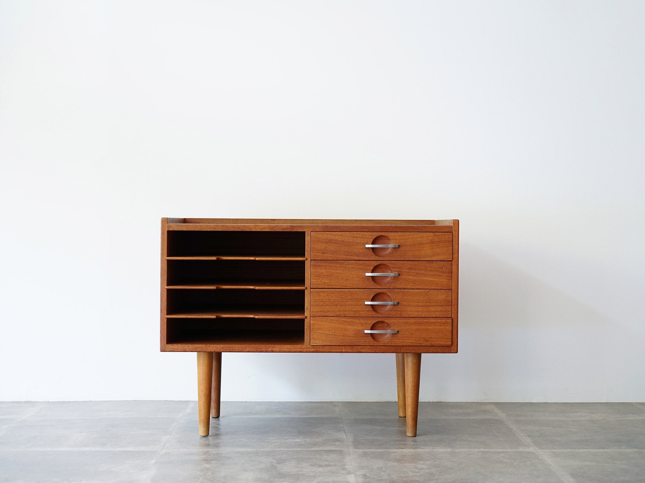 Hans J. Wegner（ハンス・J・ウェグナー) JH585 電話台 サイドテーブル