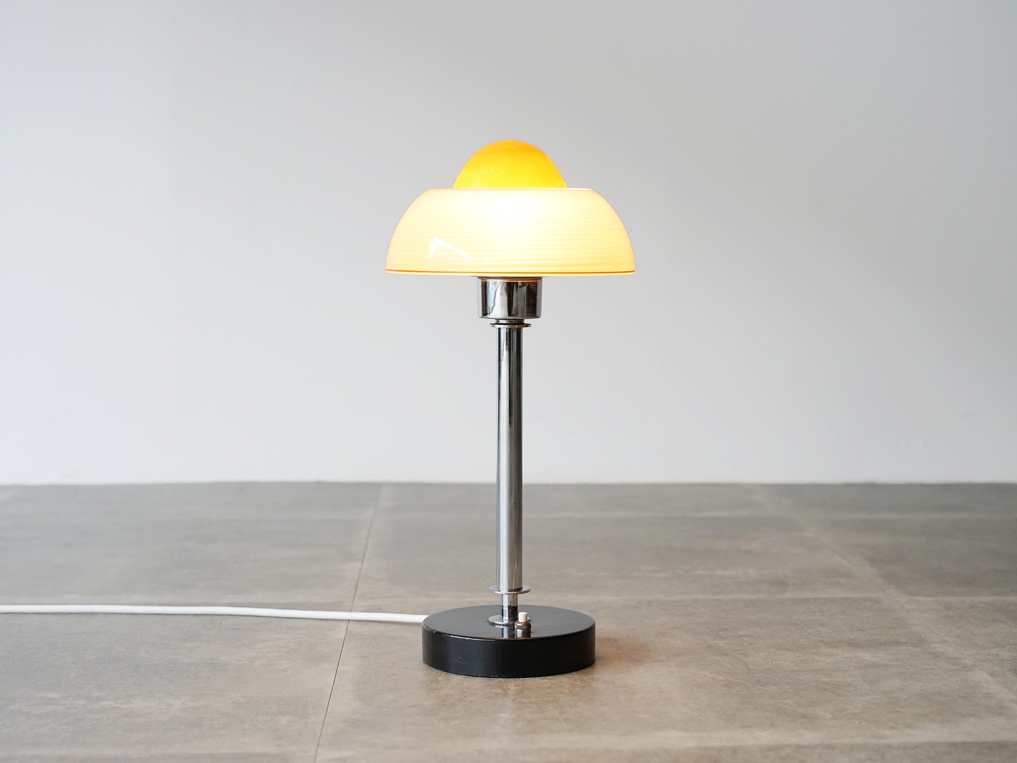 黄色のガラスシェードの1930年代製ヴィンテージランプ テーブルランプ