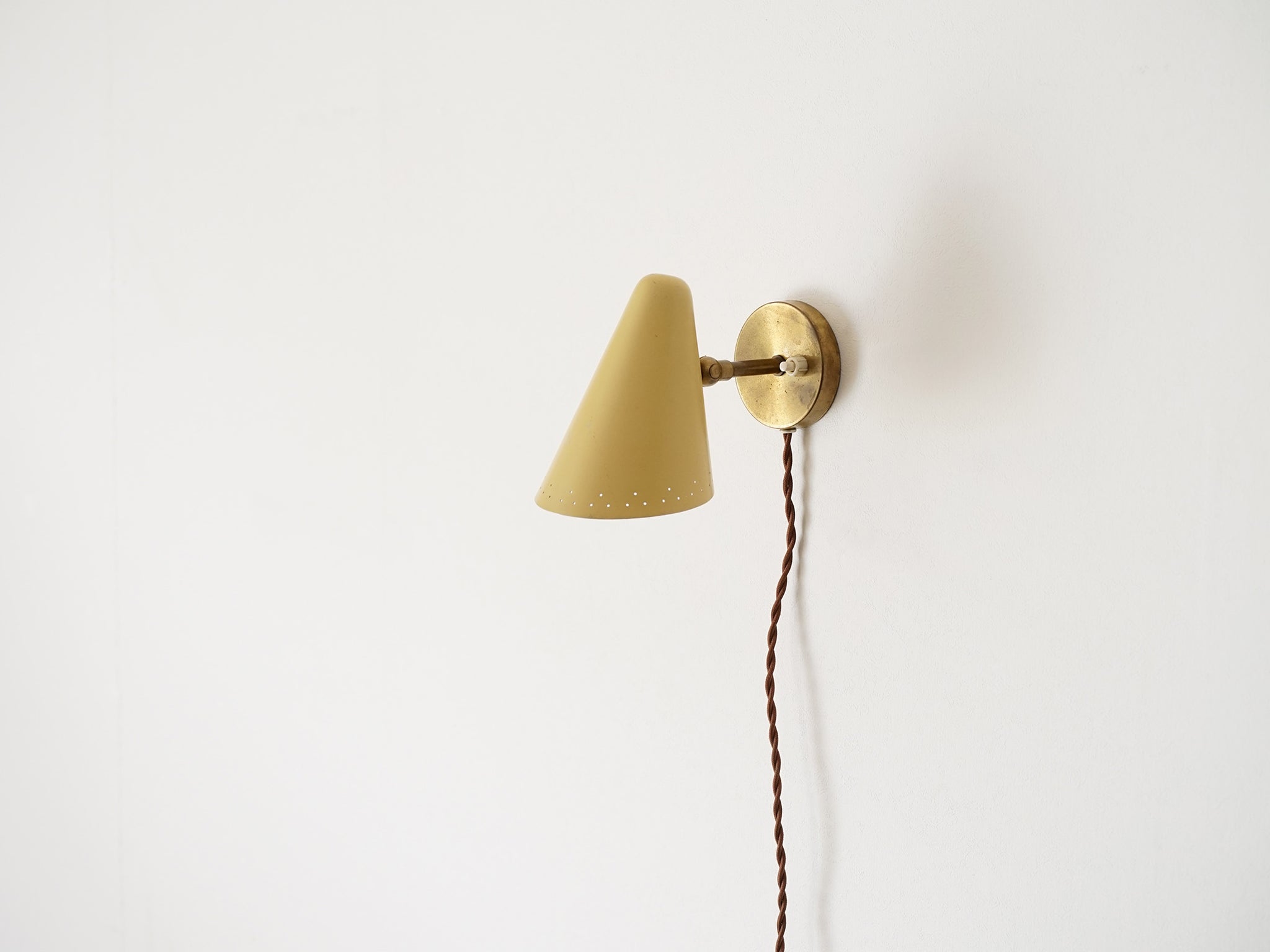 デンマークデザインのビンテージランプ 黄色のウォールランプ 真鍮