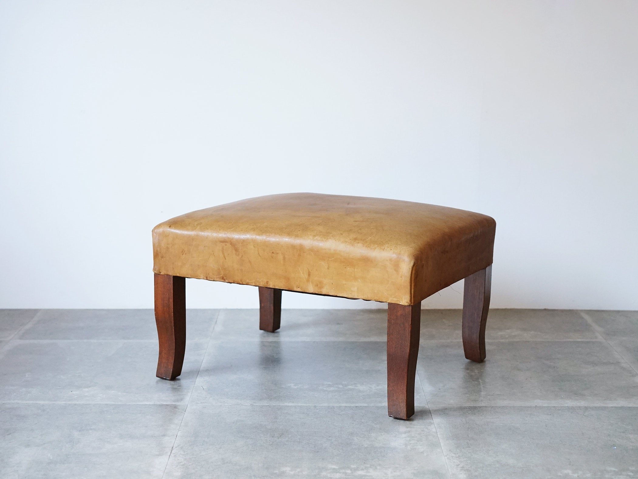 北欧ビンテージの天然革とマホガニーのスツール デンマーク家具