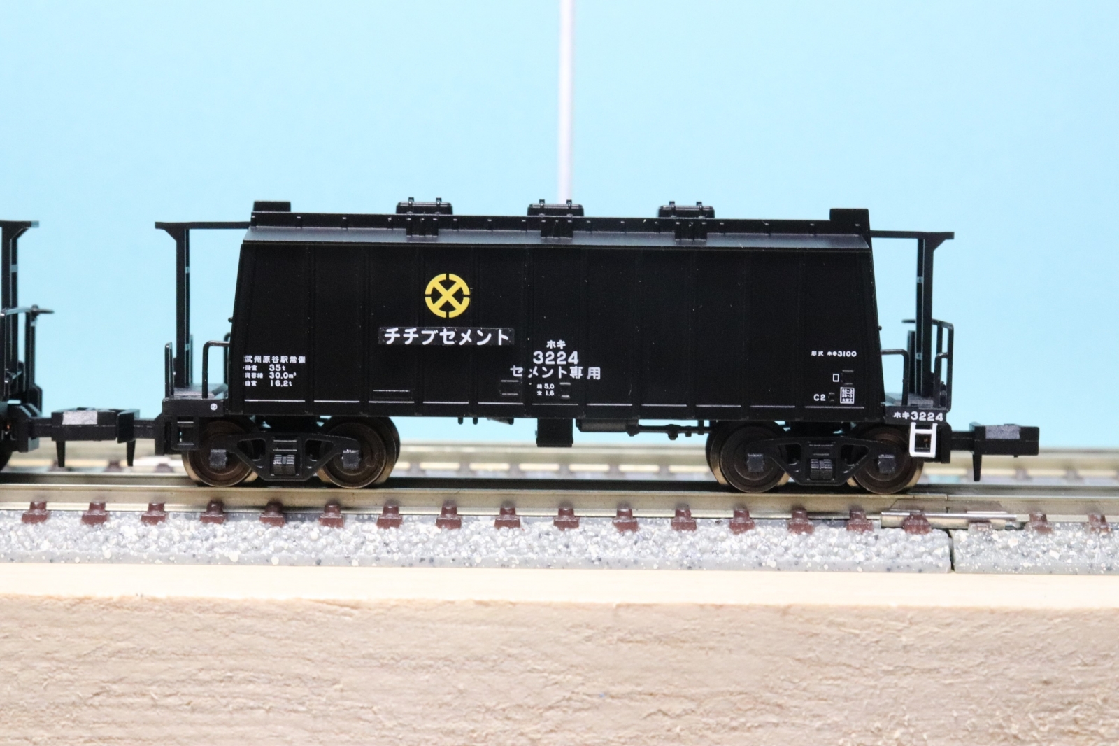 ﾏｲｸﾛｴｰｽA2064 ホキ3100秩父セメント3両セット入線: 鉄道模型FAN