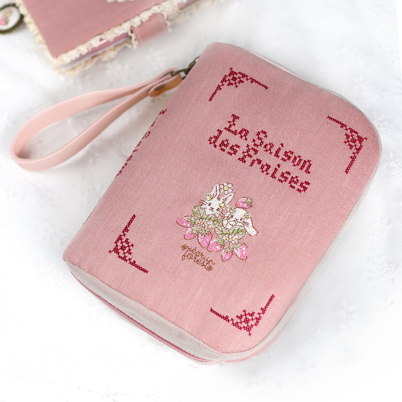 ブック型 大き目手帳ポーチ】うさぎ刺繍入り クロスステッチミシン刺繍