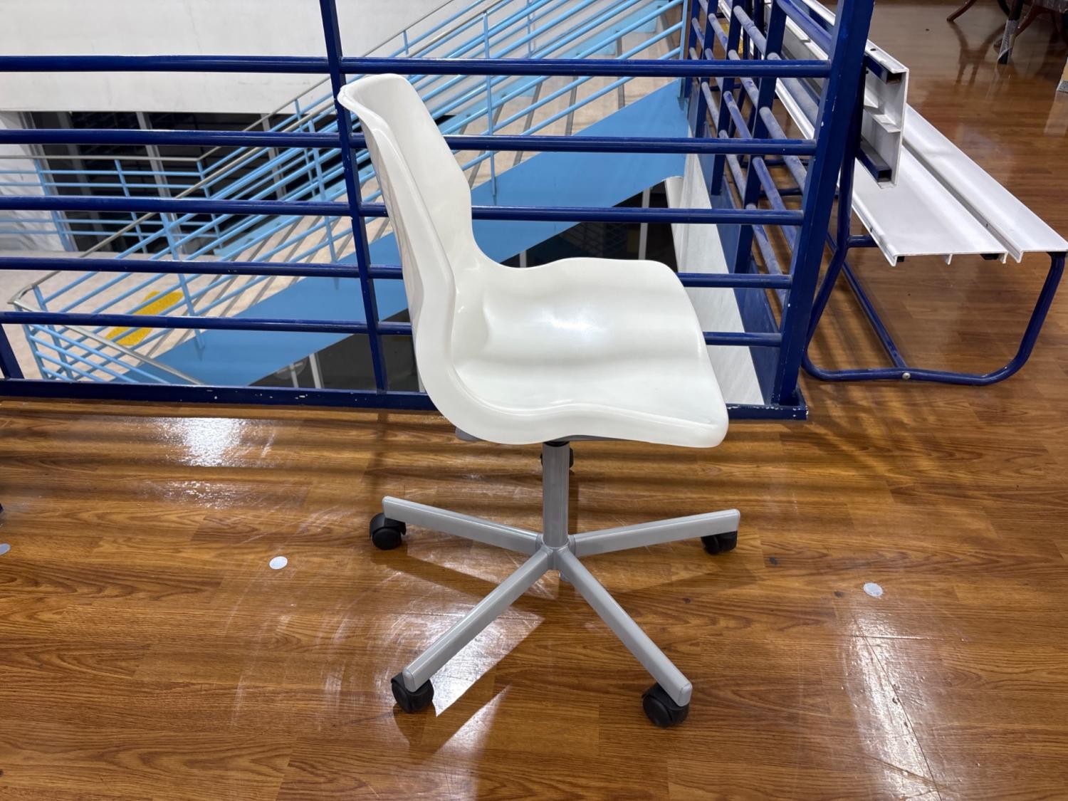 IKEA (イケア) チェア ホワイト 廃盤品 1人掛け SNILLE｜トレファクONLINE