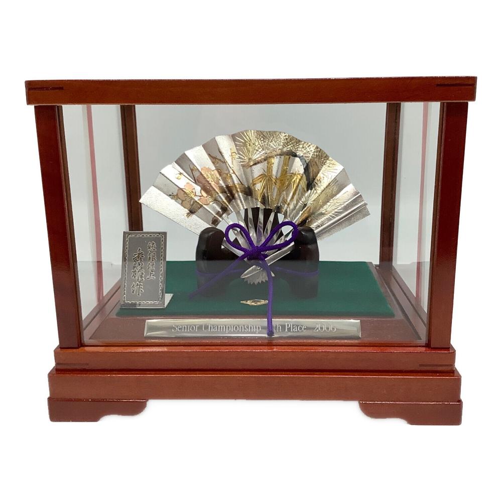 末廣 秀雄作 純銀仕立 扇子 松竹梅 高さ4寸 ※変色有・企業名有