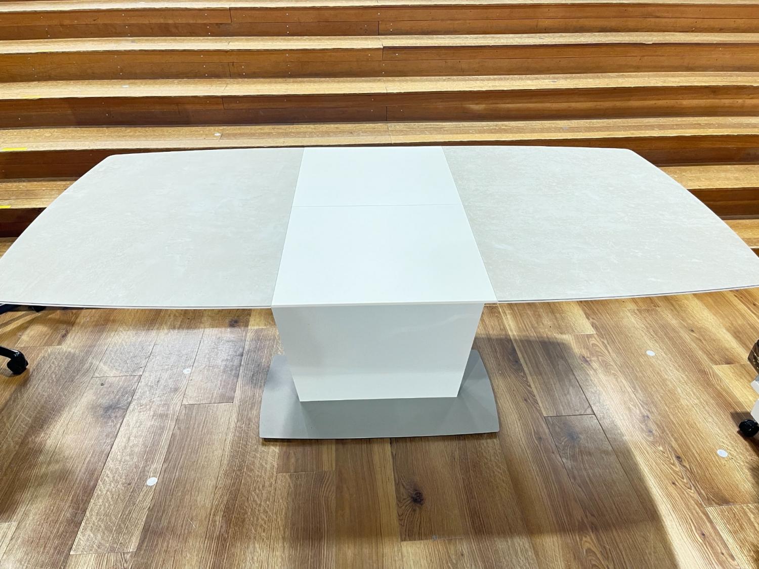 BoConcept (ボーコンセプト) ダイニングテーブル ライトグレー