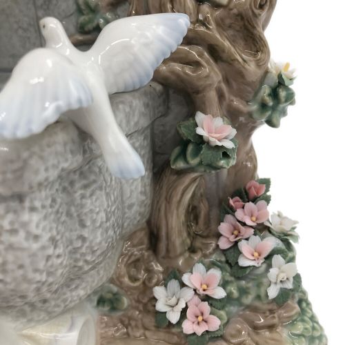 LLADRO (リヤドロ) フィギュリン 愛のさえずり※花びら一部カケ有