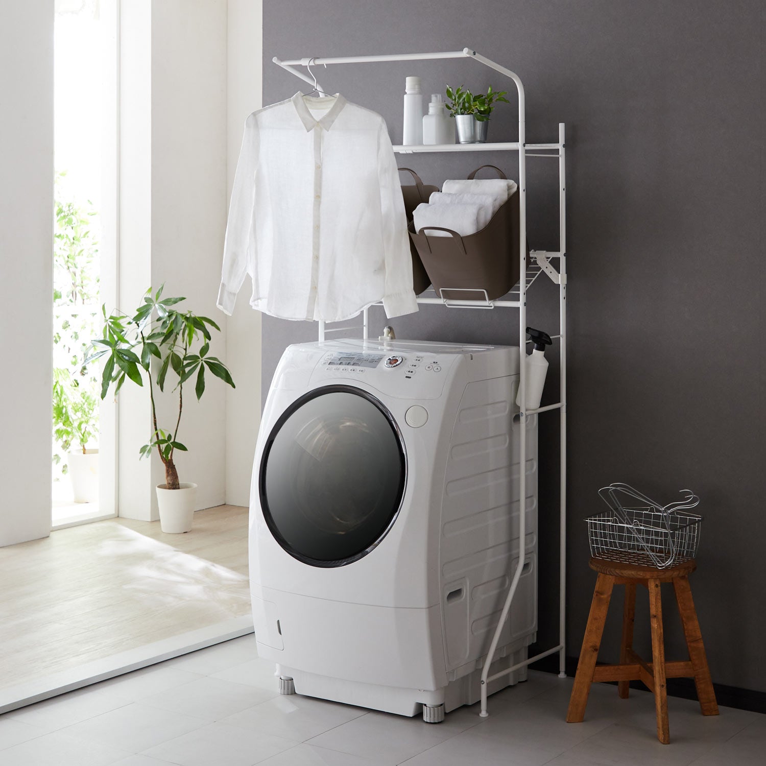 伸縮ランドリーラック バスケット台付き マットホワイト 幅61～82cm