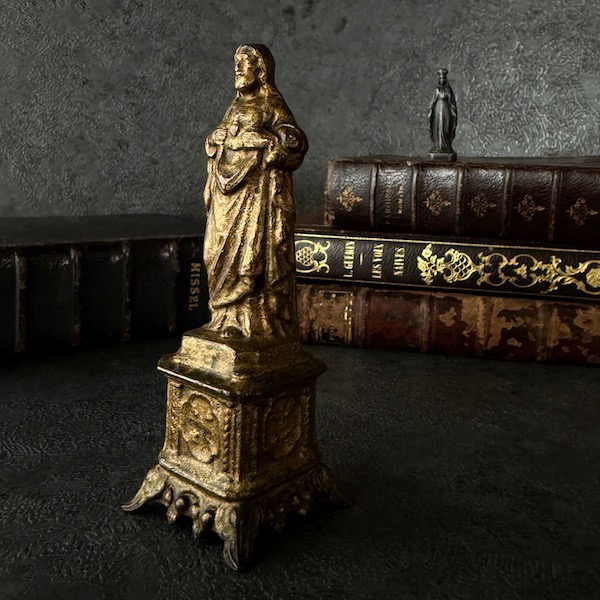 聖心のイエスキリストの台座付き聖像 - Eggplant