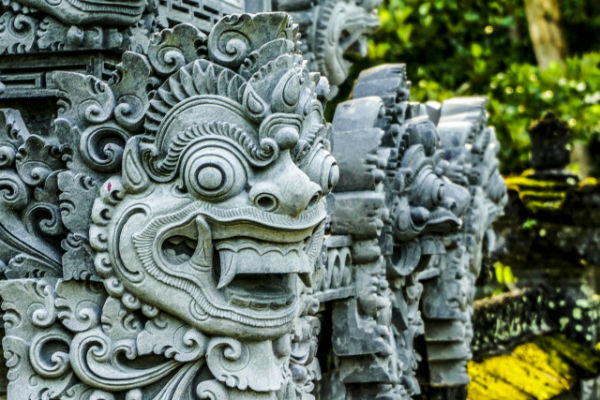 バリ島の伝承】聖獣「バロン」と魔女「ランダ」 | エグチ