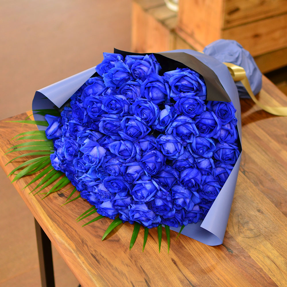 青いバラ ブルーローズ70本の花束 青い薔薇(バラ) ブルーローズの花束
