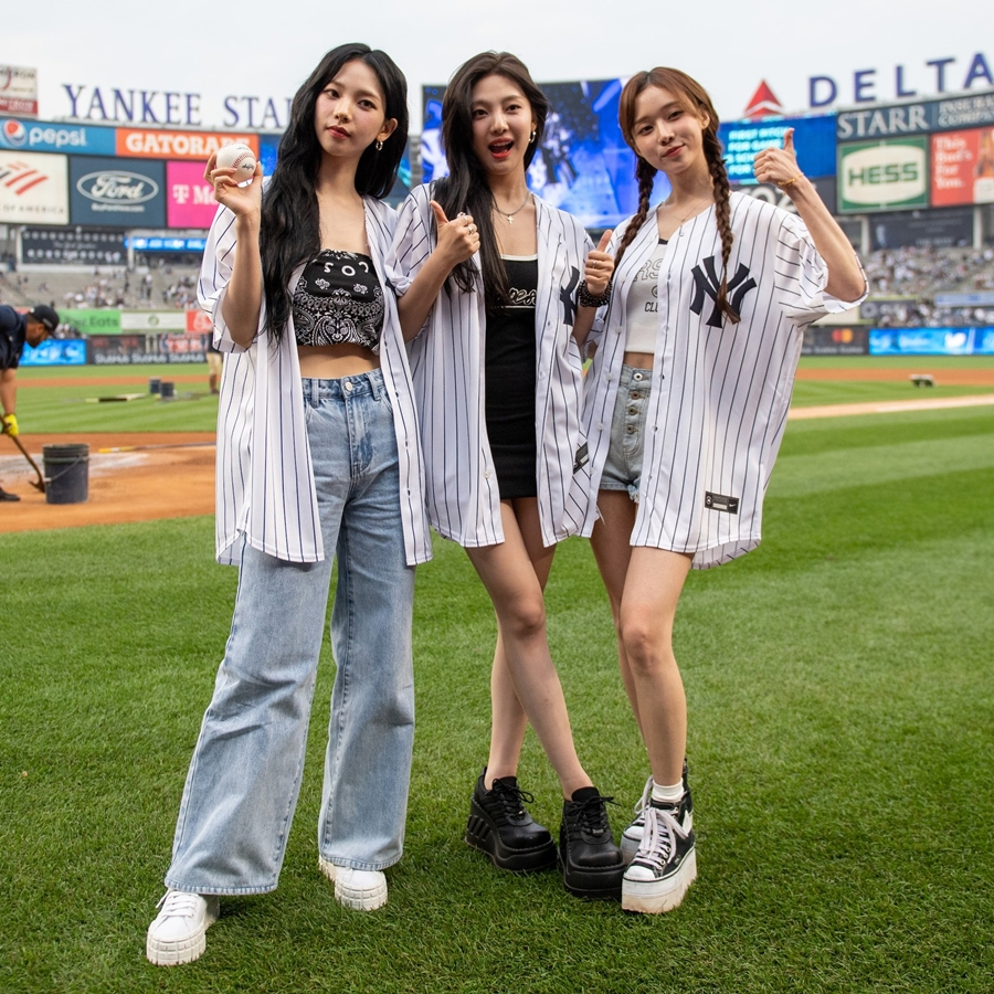 ジゼルがいないaespa、3人3様の野球ユニフォームコーデ…ヤンキー