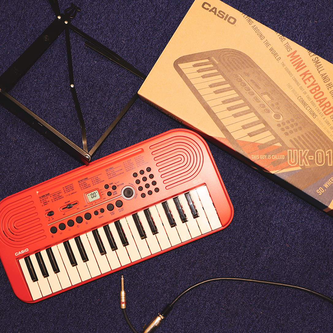 CASIO「ミニキーボードUK-01」60年代イギリスをイメージ | Emo!miu