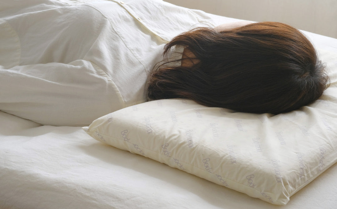 頭や首にやさしくフィット。頭が軽く感じられる天然ゴムの枕