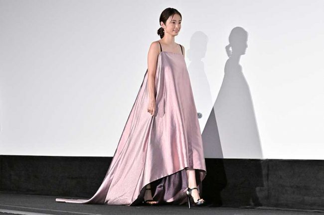 上戸彩、第3子出産後初の公の場で笑顔 超ロングドレスで会場魅了「壇上