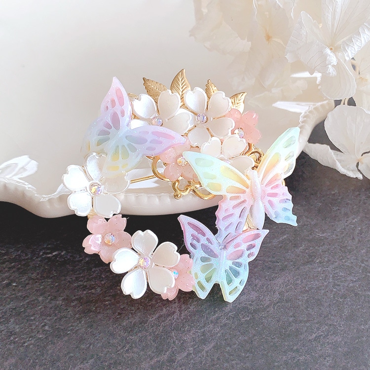 桜と蝶のブローチ | ビーズ・パーツなどのハンドメイドパーツおよび