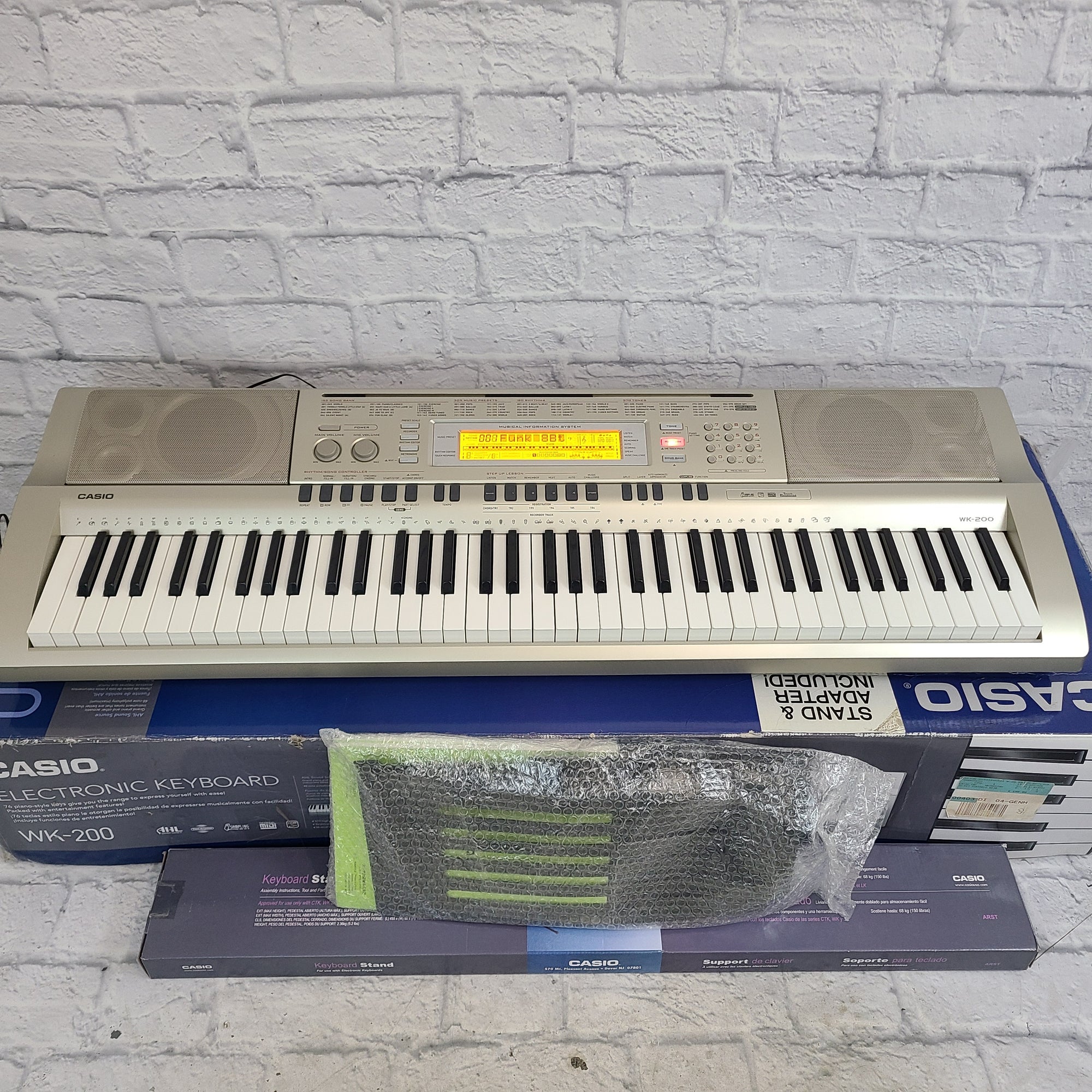 Casio WK-200 Electronic Keyboard w/ accessories - Evolution Music