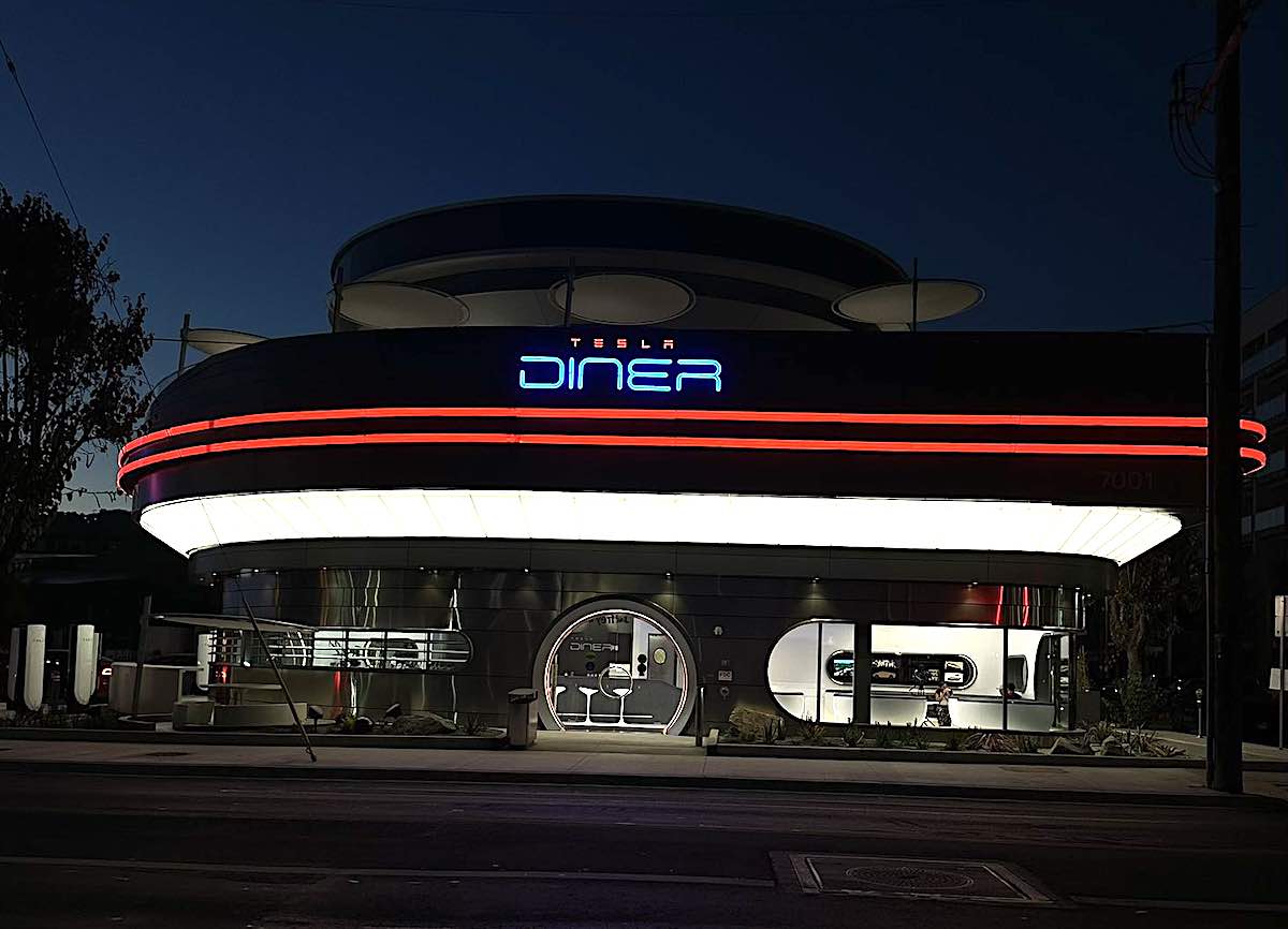 テスラのダイナーSC、ハリウッドで7月21日開業。レトロと未来が融合