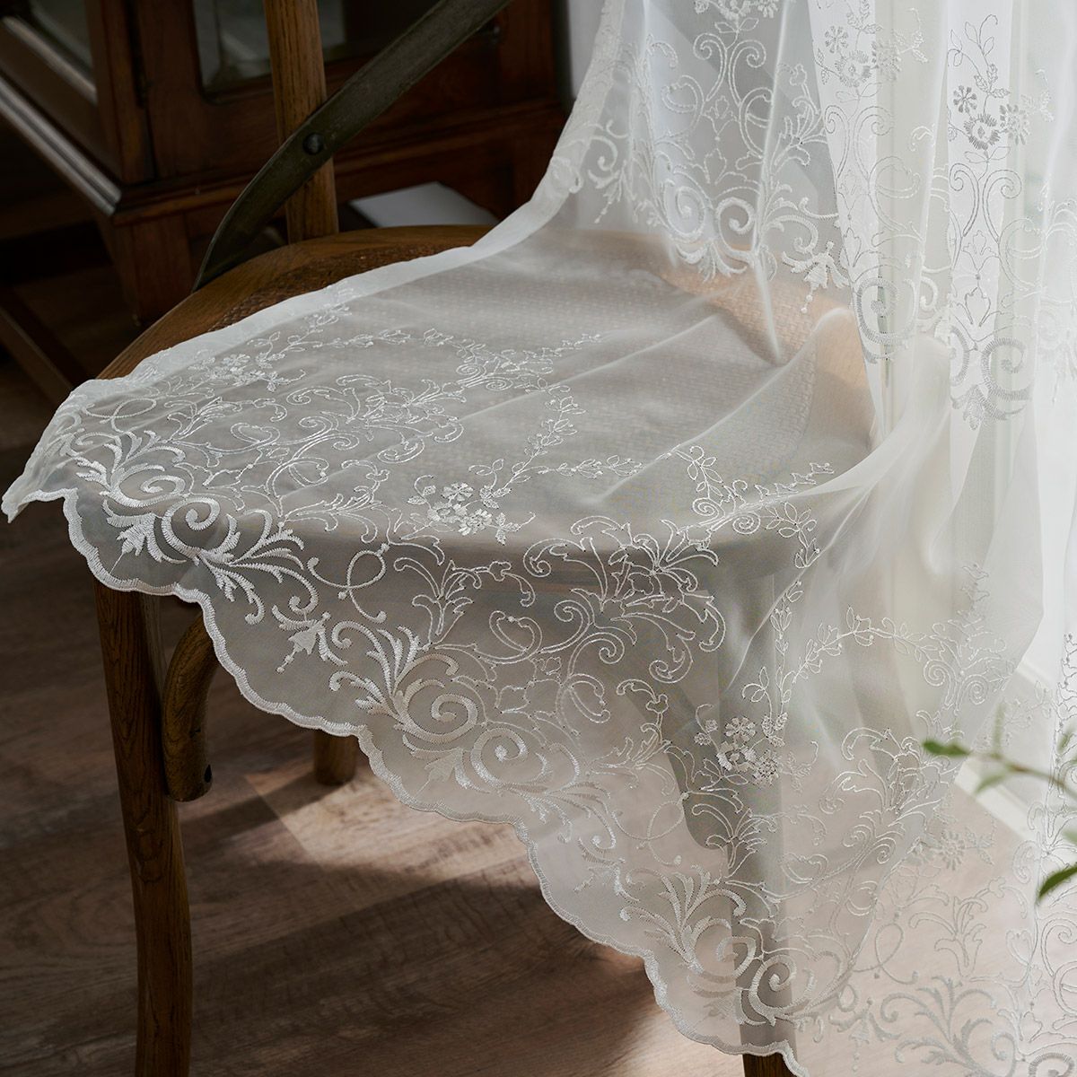 オーナメント模様と小花柄が大人フェミニンでおしゃれなスカラップ刺繍