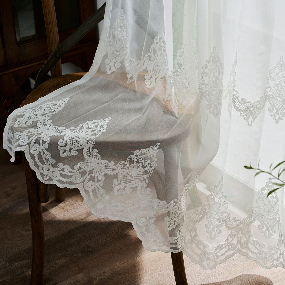 クラシカルなダマスク柄と裾スカラップ刺繍が美しいシームレスのトルコ