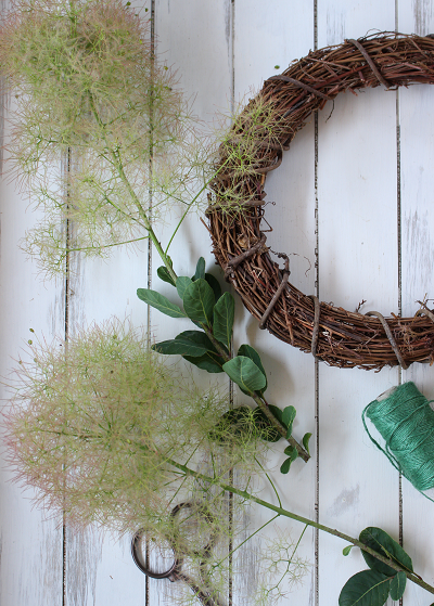 スモークツリーを使ったモフモフなリースの作り方 | パリスタイルの