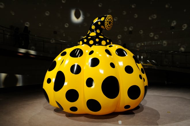 草間彌生が初めて手がけた石の彫刻「かぼちゃ」高松で公開