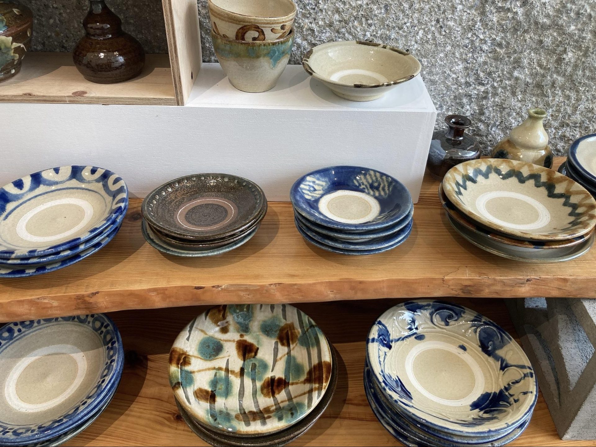 沖縄の手仕事「やちむん」食卓を彩る美しい伝統工芸品の世界。tou cafe