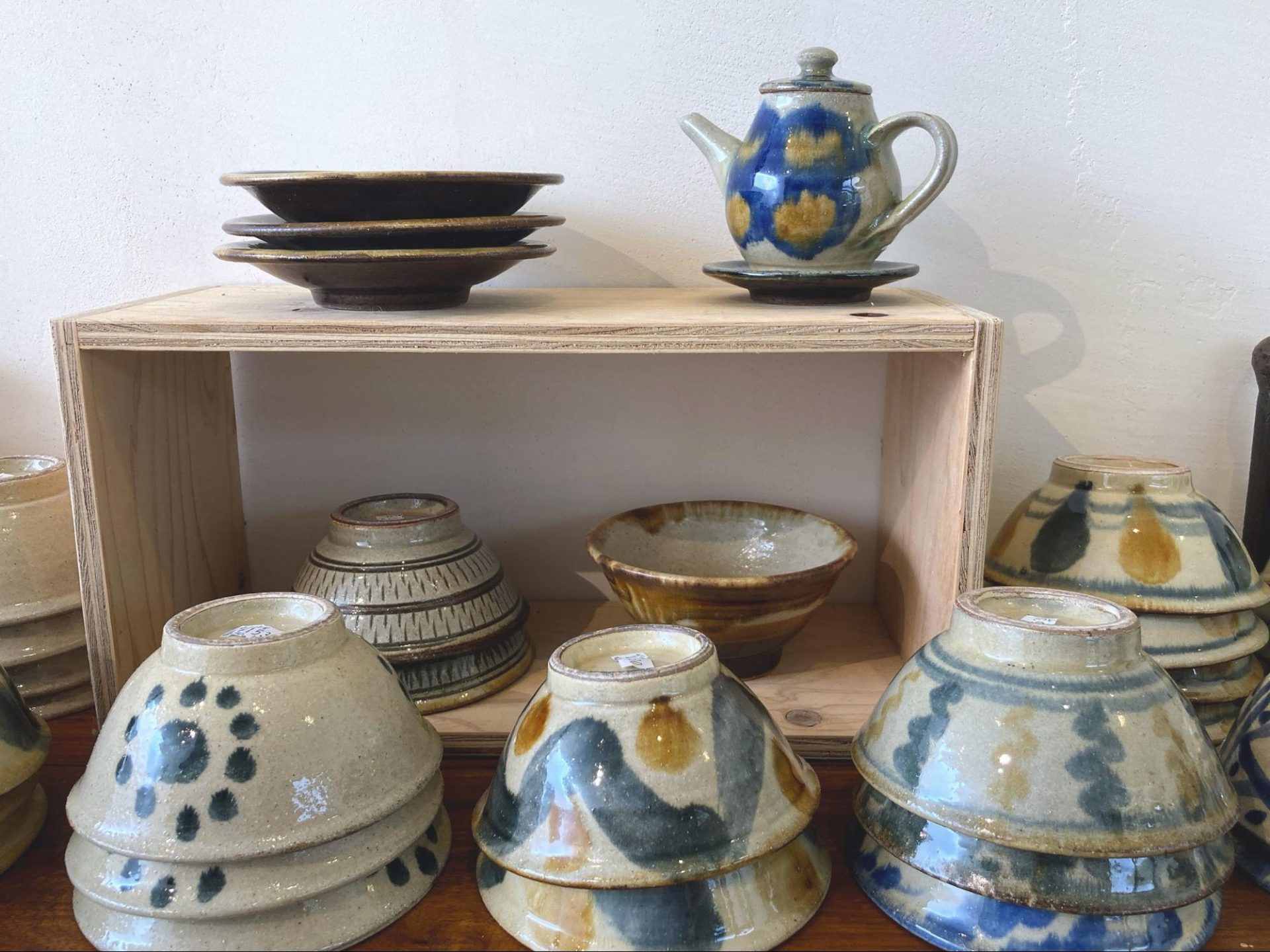 沖縄の手仕事「やちむん」食卓を彩る美しい伝統工芸品の世界。tou cafe