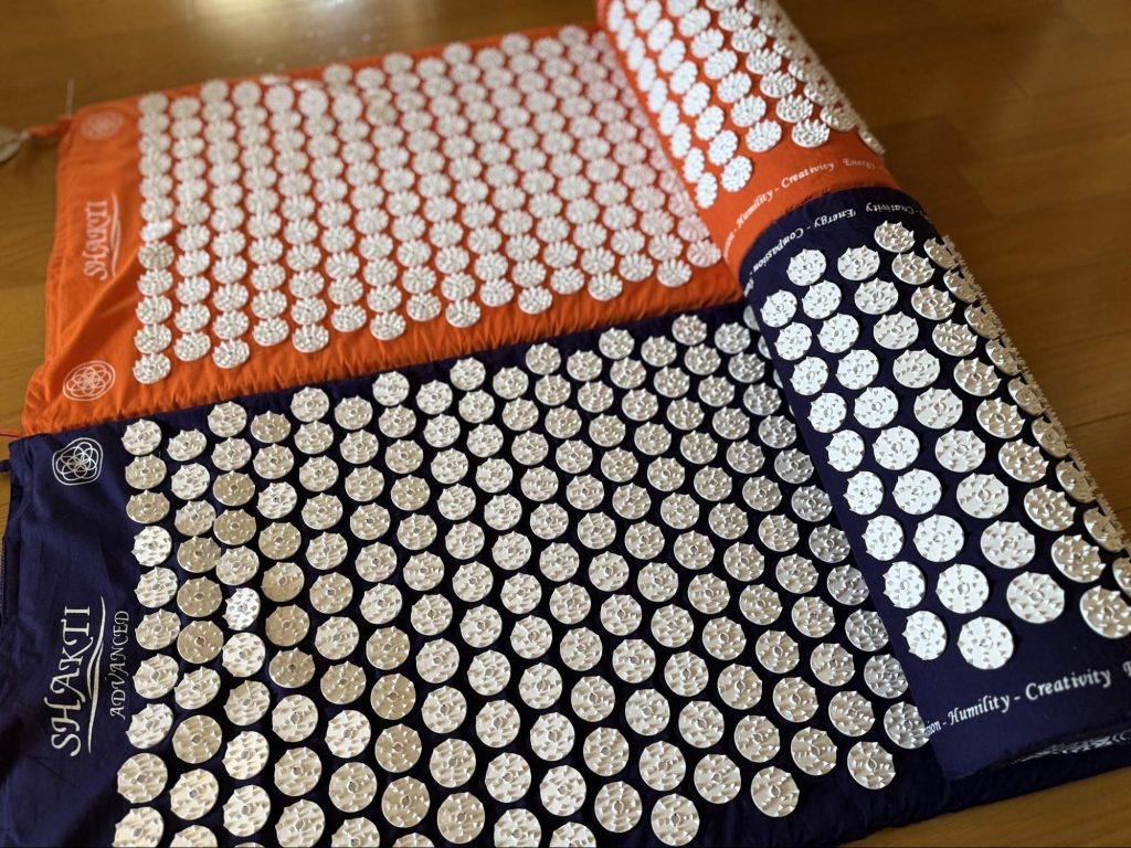 悶絶注意】シャクティマット オリジナル vs アドバンス！痛みに悶える