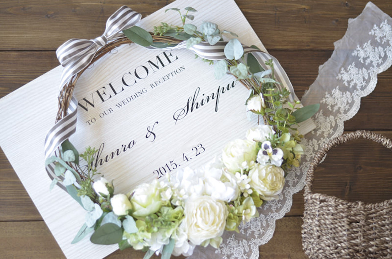 木彫パネルとリースのウェルカムボード・手作り感あふれるカスタマイズ