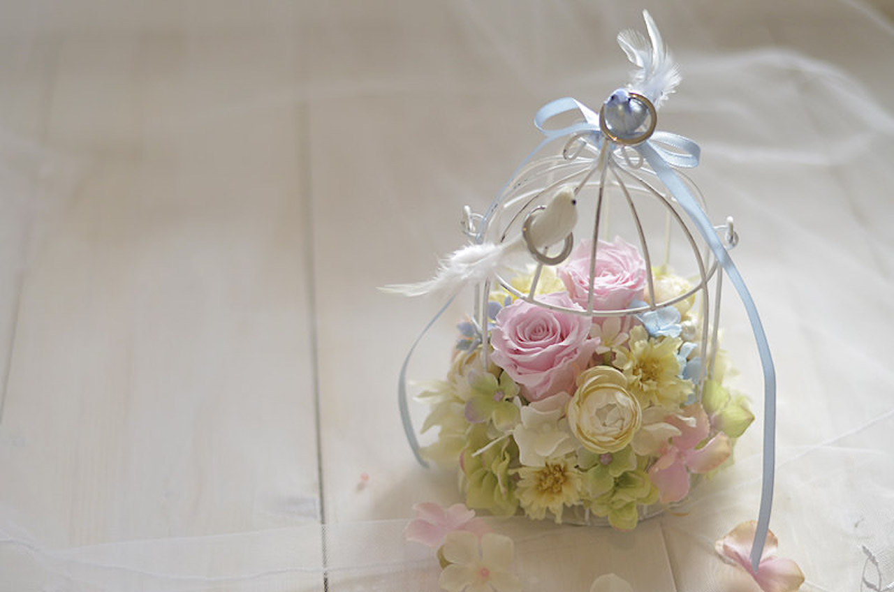 プリザーブドと造花でフラワーアレンジした鳥カゴのリングピロー