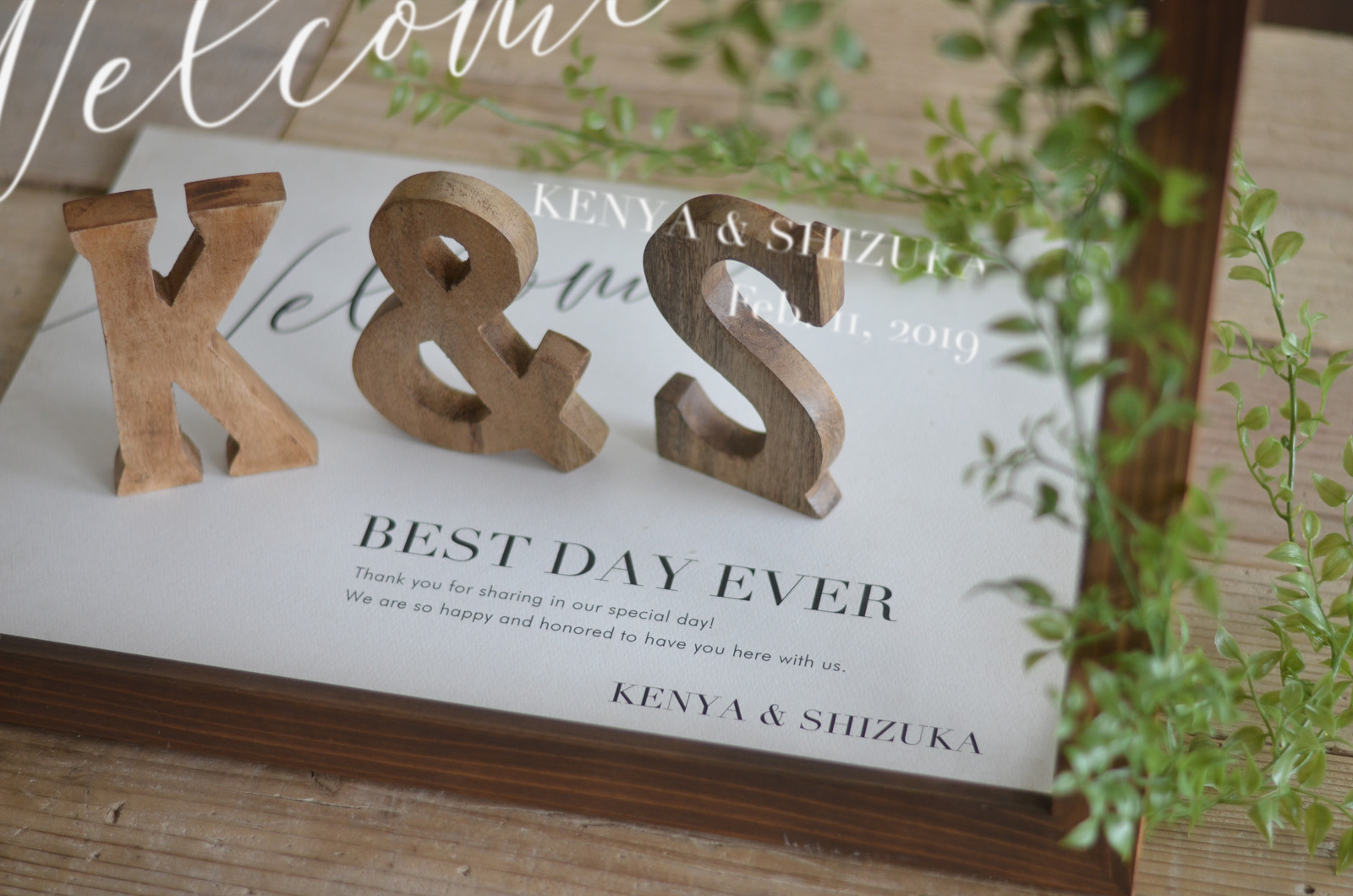 透明パネルとイニシャルオブジェのウェルカムボード - フィーノ