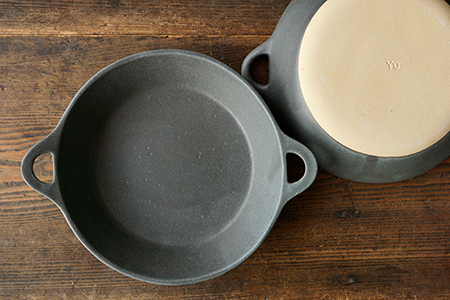 コ18 チャコール 手付きお鍋皿 大 - 益子焼の小さな窯元「よしざわ窯