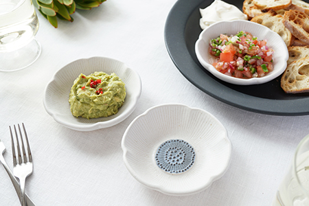 エ19 ホワイト アネモネ小鉢 - 益子焼の小さな窯元「よしざわ窯