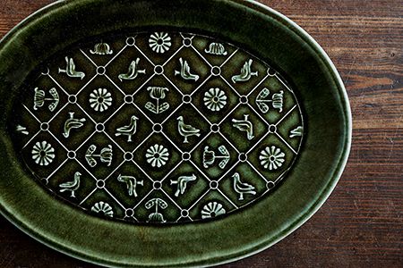 コ34 ベルベットグリーン 鳥と花の楕円皿 - 益子焼の小さな窯元