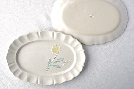 ス21 草花のレリーフ洋皿 パンジー - 益子焼の小さな窯元「よしざわ