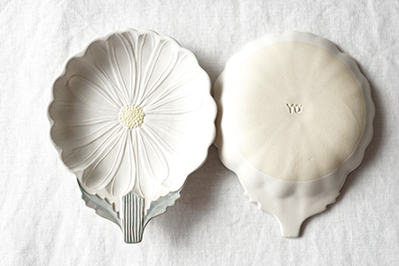 ニ40 茎と葉のついたマーガレット皿（蝶々のおまけ付き） - 益子焼の