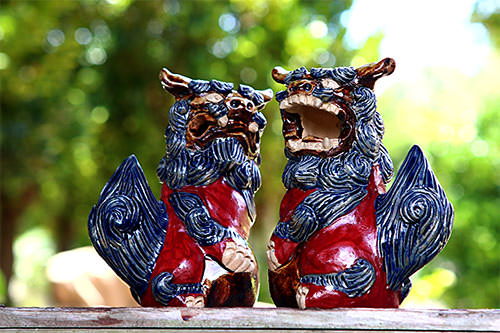 シーサー置物 沖縄陶器やちむんの紅型シーサー 紅27 [一品物]正面立ち