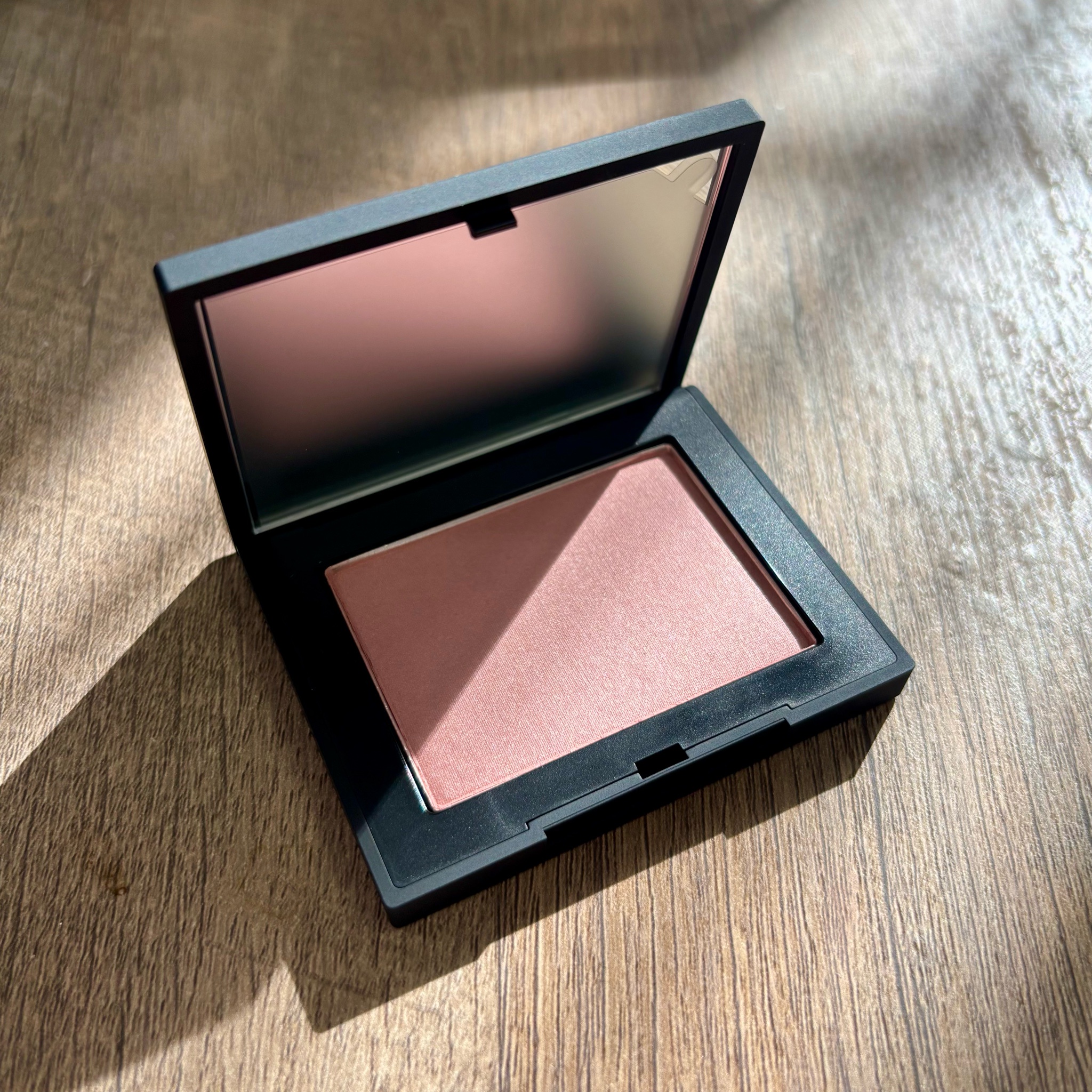 NARS / ブラッシュ N 906 LOVES ME NOTの公式商品情報｜美容・化粧品