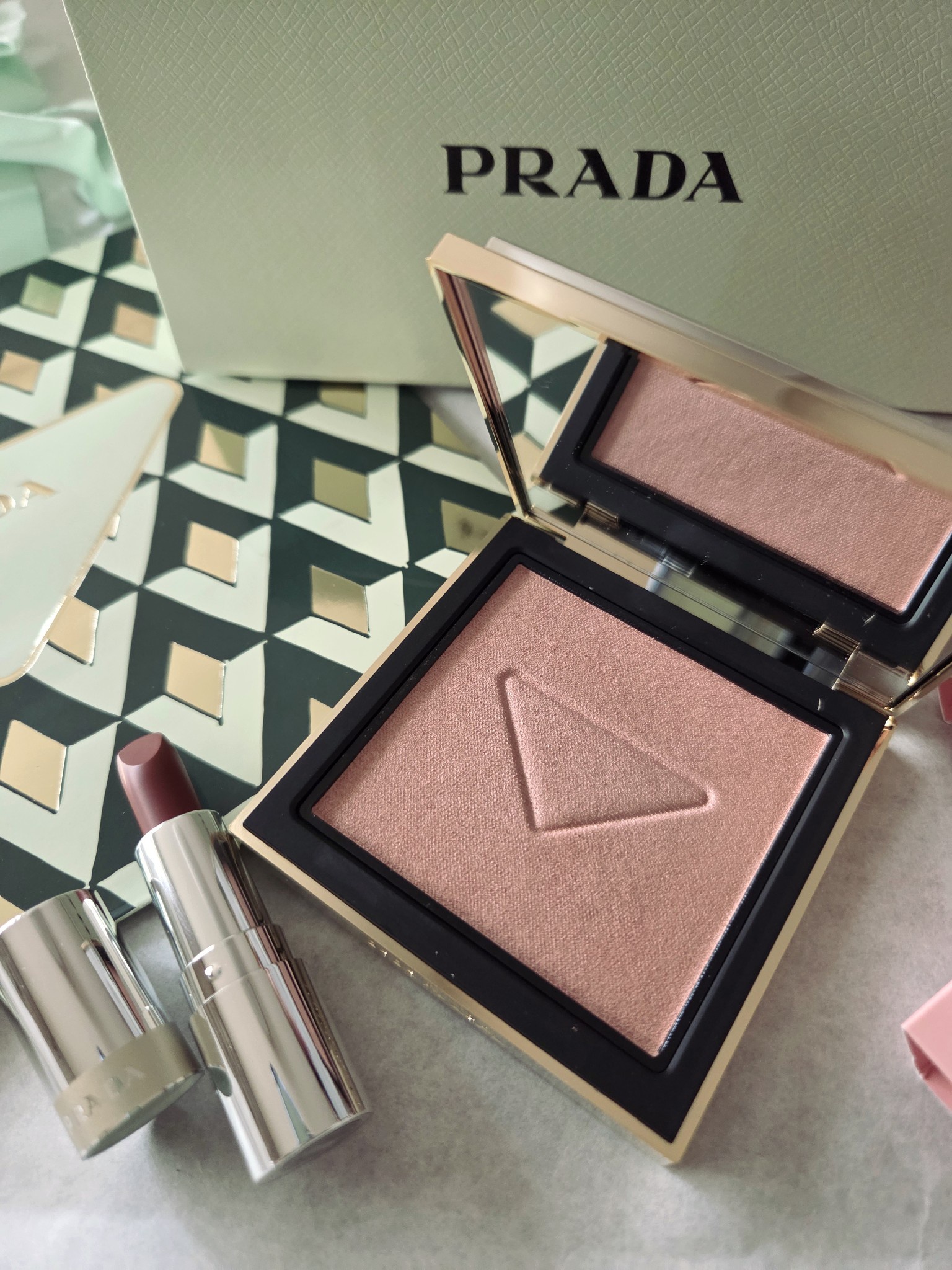 プラダ ビューティ / プラダ ライト グローイング パウダーの公式商品
