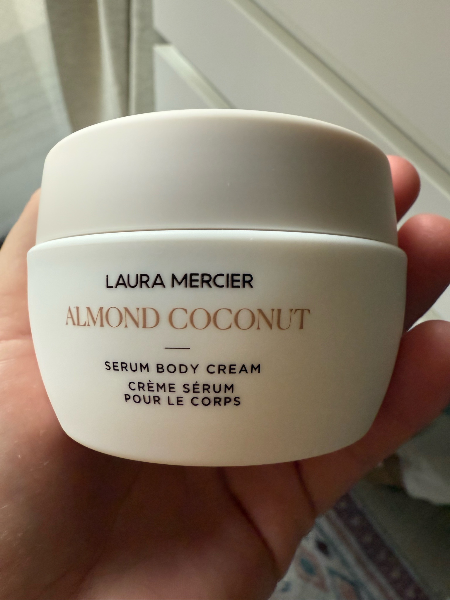 ローラ メルシエ / セラム ボディクリーム アーモンドココナッツの公式
